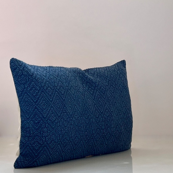 Pottery Barn Lumbar Textured Cover 16 x 26 inches NWOT - Picture 2 of 5